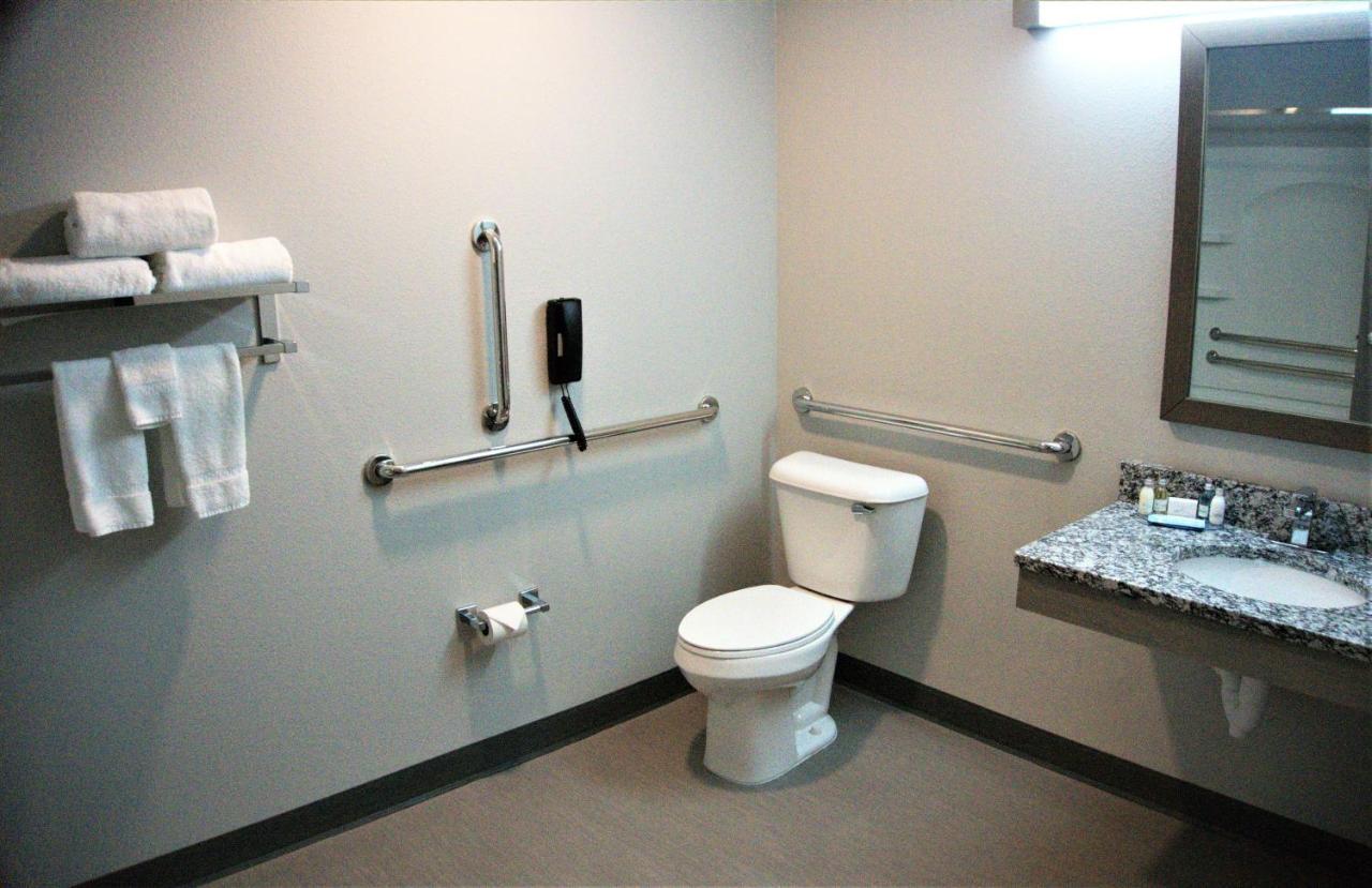 Brookstone Inn & Suites Fort Dodge Ngoại thất bức ảnh