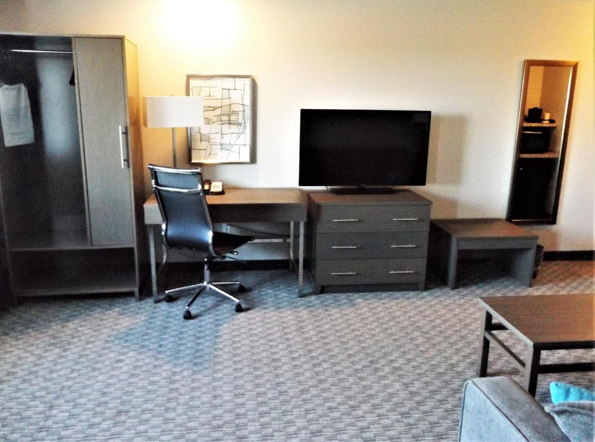 Brookstone Inn & Suites Fort Dodge Ngoại thất bức ảnh